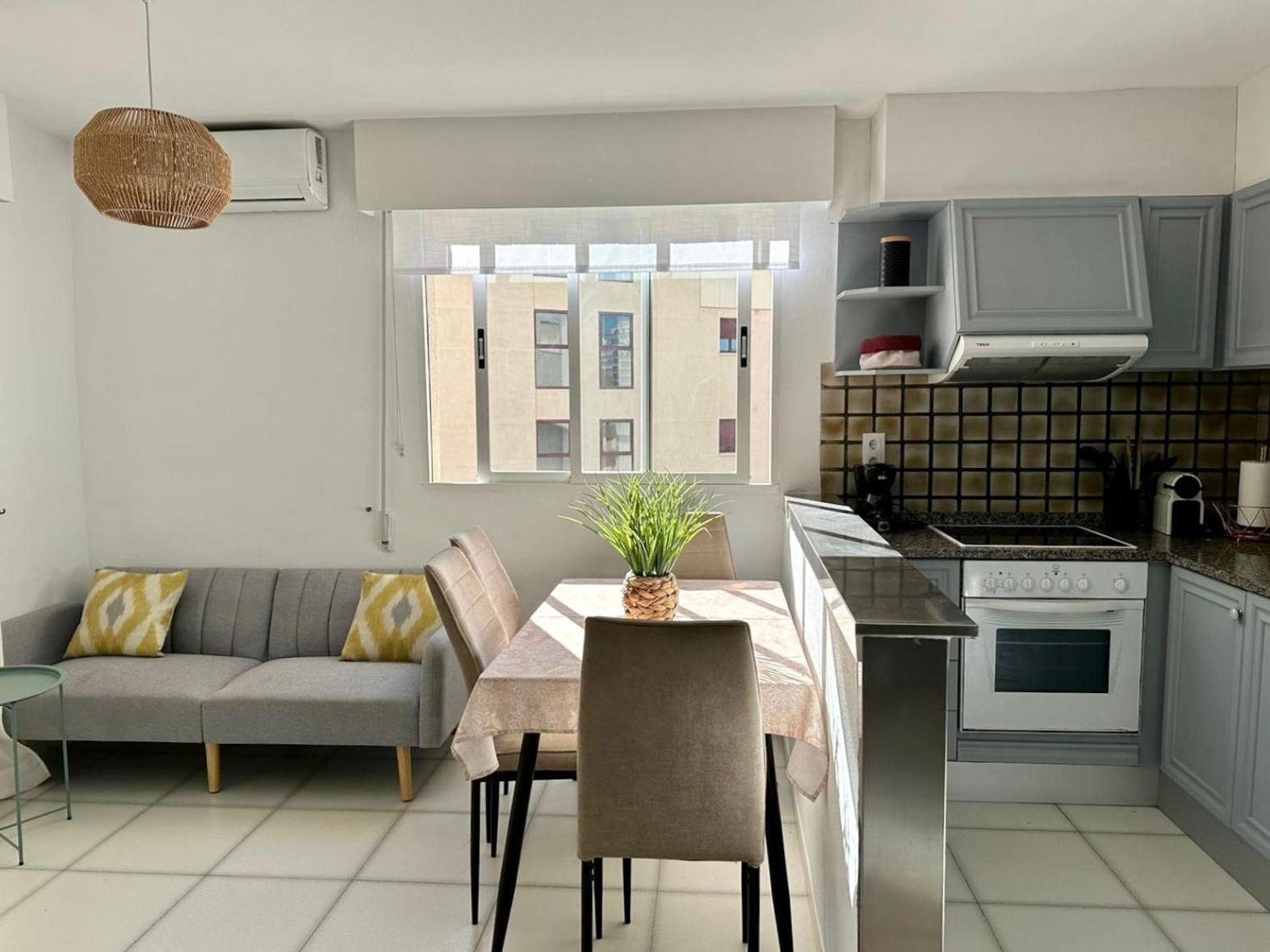 Modern Apartment On The Beach With Pool 卡尔佩 外观 照片